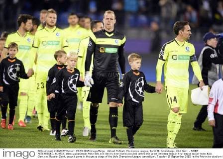 Aktuell Fußball, Champions League, Zenit St. Petersburg - KAA Gent - SAINT PETERSBURG, RUSSIA: Gent s goalkeeper Matz Sels and Gent s Sven Kums pictured before the game between Belgian first league soccer team KAA Gent and Russian Zenit, second game in the group stage of the Uefa Champions League competition, Tuesday 29 September 2015, in the Petrovsky stadium in Saint Petersburg, Russia. YORICKxJANSENS  x04710601x