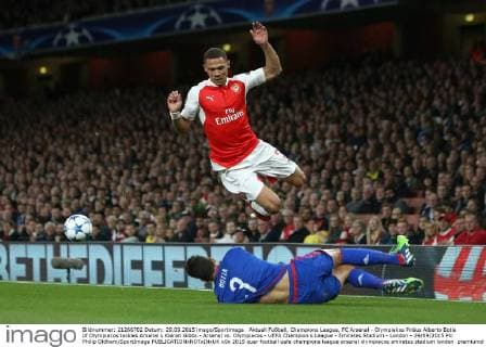 Aktuell Fußball, Champions League, FC Arsenal - Olympiakos Piräus Alberto Botia of Olympiacos tackles Arsenal s Kieran Gibbs - Arsenal vs. Olympiacos - UEFA Champion s League - Emirates Stadium - London - 29 09 2015 Pic Philip Oldham SportImage EDITORIAL USE ONLY. No use with unauthorised audio, video, data, fixture lists, club league logos or live services. Online in-match use limited to 120 images, no video emulation. No use in betting, games or single club league player publications.
