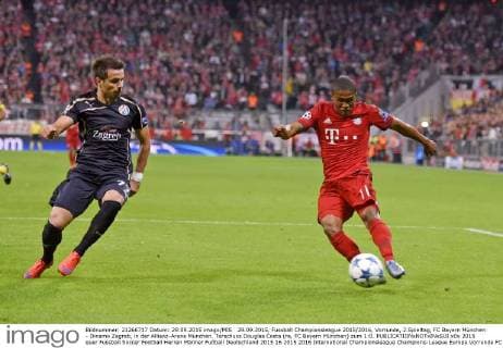 29.09.2015, Fussball Championsleague 2015 2016, Vorrunde, 2.Spieltag, FC Bayern München - Dinamo Zagreb, in der Allianz-Arena München. Torschuss Douglas Costa (re, FC Bayern München) zum 1:0. 