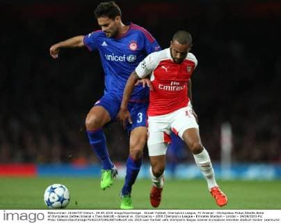 Aktuell Fußball, Champions League, FC Arsenal - Olympiakos Piräus Alberto Botia of Olympiacos battles Arsenal s Theo Walcott - Arsenal vs. Olympiacos - UEFA Champion s League - Emirates Stadium - London - 29 09 2015 Pic Philip Oldham SportImage EDITORIAL USE ONLY. No use with unauthorised audio, video, data, fixture lists, club league logos or live services. Online in-match use limited to 120 images, no video emulation. No use in betting, games or single club league player publications.