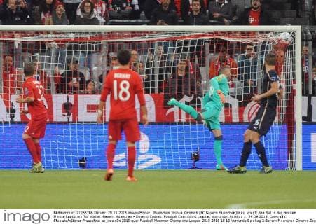 Muenchen Joshua Kimmich (FC Bayern Muenchen)links, koepft den Ball in der zweiten Minute knapp am Tor vorbei. Bayern Muenchen - Dinamo Zagreb, Fussball Champions League, Vorrunde, Spieltag 2, 29.09.2015, Copyright: Stuetzle xEibner-Pressefoto ep_wse