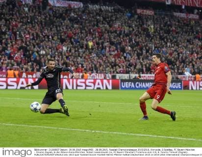 29.09.2015, Fussball Championsleague 2015 2016, Vorrunde, 2.Spieltag, FC Bayern München - Dinamo Zagreb, in der Allianz-Arena München. Robert Lewandowski (re, FC Bayern München) Torschuss zum 2:0, li: Yeremy Taravel (Zagreb). 