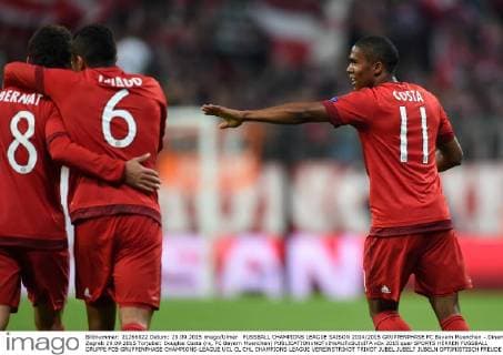 FUSSBALL CHAMPIONS LEAGUE SAISON 2014 2015 GRUPPENPHASE FC Bayern Muenchen - Dinamo Zagreb 29.09.2015 Torjubel: Douglas Costa (re, FC Bayern Muenchen) 