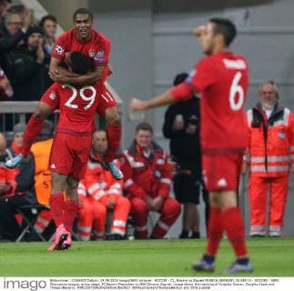 SOCCER - CL, Bayern vs Zagreb MUNICH,GERMANY,29.SEP.15 - SOCCER - UEFA Champions League, group stage, FC Bayern Muenchen vs GNK Dinamo Zagreb. Image shows the rejoicing of Kingsley Coman, Douglas Costa and Thiago (Bayern). GEPAxpictures xThomasxBachun