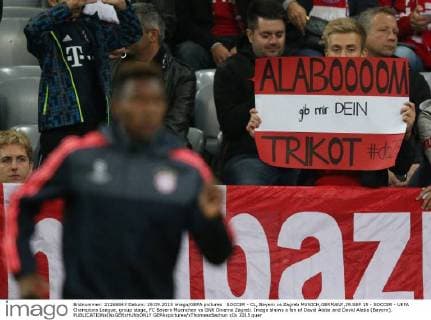 SOCCER - CL, Bayern vs Zagreb MUNICH,GERMANY,29.SEP.15 - SOCCER - UEFA Champions League, group stage, FC Bayern Muenchen vs GNK Dinamo Zagreb. Image shows a fan of David Alaba and David Alaba (Bayern). GEPAxpictures xThomasxBachun