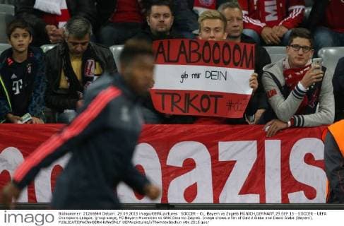 SOCCER - CL, Bayern vs Zagreb MUNICH,GERMANY,29.SEP.15 - SOCCER - UEFA Champions League, group stage, FC Bayern Muenchen vs GNK Dinamo Zagreb. Image shows a fan of David Alaba and David Alaba (Bayern). GEPAxpictures xThomasxBachun