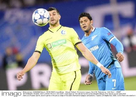 Aktuell Fußball, Champions League, Zenit St. Petersburg - KAA Gent - SAINT PETERSBURG, RUSSIA: Gent s Stefan Mitrovic and Zenit s Hulk fight for the ball during the game between Belgian first league soccer team KAA Gent and Russian Zenit, second game in the group stage of the Uefa Champions League competition, Tuesday 29 September 2015, in the Petrovsky stadium in Saint Petersburg, Russia. YORICKxJANSENS  x04710613x