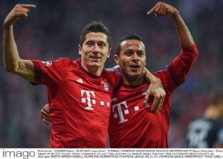 FUSSBALL CHAMPIONS LEAGUE SAISON 2014 2015 GRUPPENPHASE FC Bayern Muenchen - Dinamo Zagreb 29.09.2015 Torjubel: Robert Lewandowski (li) und Thiago Alcantara (re, beide FC Bayern Muenchen) 