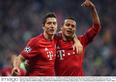 FUSSBALL CHAMPIONS LEAGUE SAISON 2014 2015 GRUPPENPHASE FC Bayern Muenchen - Dinamo Zagreb 29.09.2015 Torjubel: Robert Lewandowski (li) und Thiago Alcantara (re, beide FC Bayern Muenchen) 