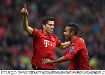 FUSSBALL CHAMPIONS LEAGUE SAISON 2014 2015 GRUPPENPHASE FC Bayern Muenchen - Dinamo Zagreb 29.09.2015 Torjubel: Robert Lewandowski (li) und Thiago Alcantara (re, beide FC Bayern Muenchen) 