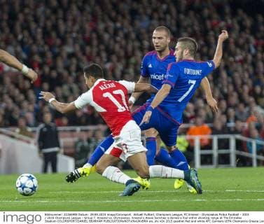 Aktuell Fußball, Champions League, FC Arsenal - Olympiakos Piräus Football - 2015 2016 Champions League - Group F: Arsenal vs. Olympiakos. Arsenal s Alexis Sanchez is denied a foul within shooting range at The Emirates Stadium COLORSPORT DANIEL BEARHAM  ars_oly