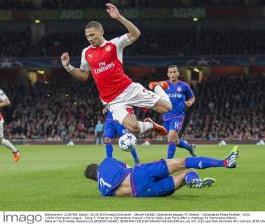 Aktuell Fußball, Champions League, FC Arsenal - Olympiakos Piräus Football - 2015 2016 Champions League - Group F: Arsenal vs. Olympiakos. Arsenal s Kieran Gibbs goes flying after a challenge fro Olympiakos Alberto Botia at The Emirates Stadium COLORSPORT DANIEL BEARHAM  ars_oly