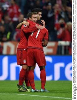 FUSSBALL CHAMPIONS LEAGUE SAISON 2014 2015 GRUPPENPHASE FC Bayern Muenchen - Dinamo Zagreb 29.09.2015 Torjubel: Mario Goetze, Robert Lewandowski und Douglas Costa (v.l., alle FC Bayern Muenchen) 