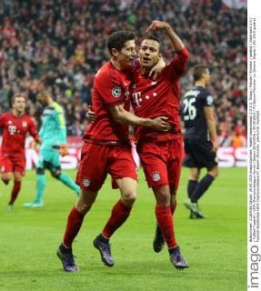 Robert Lewandowski 2:0 3:0, Thiago Freude Emotion jubelnd Jubel nach 2:0 Fußball Fussball UEFA Championsleague Herren Saison 2015 2016 29.09.2015 FC Bayern München vs. Dinamo Zagreb