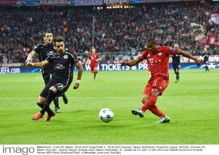 29.09.2015, Fussball, Saison 2015 2016, Champions League, 2015 16, Vorrunde, FC Bayern München - Dinamo Zagreb, Douglas Costa (Bayern Muenchen), re., erzielt das Tor zum 1:0