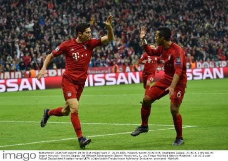 29.09.2015, Fussball, Saison 2015 2016, Champions League, 2015 16, Vorrunde, FC Bayern München - Dinamo Zagreb, Jubel Robert Lewandowski (Bayern Muenchen), li., und Thiago Alcantara (Bayern Muenchen)