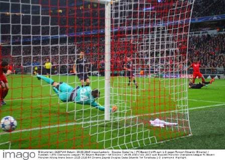 Douglas Costa (re.) (FC Bayern) trifft zum 1-0 gegen Torwart Eduardo (Dinamo) Fussball UEFA Champions League FC Bayern München - NK Dinamo 29.09.2015