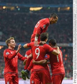 FUSSBALL CHAMPIONS LEAGUE SAISON 2014 2015 GRUPPENPHASE FC Bayern Muenchen - Dinamo Zagreb 29.09.2015 Beim Torjubel nach dem 4:0 durch Robert Lewandowski ist Thiago Alcantara obenauf (links: Mario Goetze) 