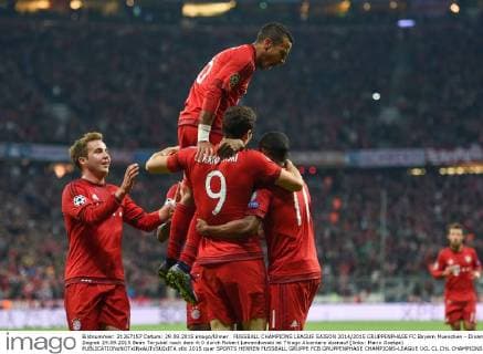FUSSBALL CHAMPIONS LEAGUE SAISON 2014 2015 GRUPPENPHASE FC Bayern Muenchen - Dinamo Zagreb 29.09.2015 Beim Torjubel nach dem 4:0 durch Robert Lewandowski ist Thiago Alcantara obenauf (links: Mario Goetze) 