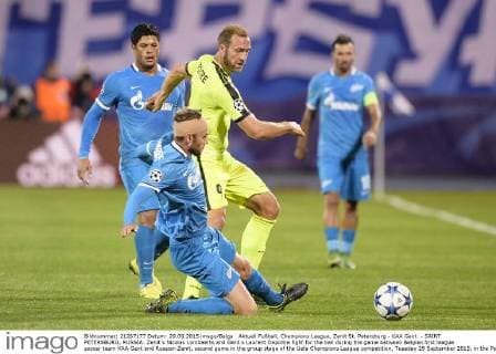 Aktuell Fußball, Champions League, Zenit St. Petersburg - KAA Gent - SAINT PETERSBURG, RUSSIA: Zenit s Nicolas Lombaerts and Gent s Laurent Depoitre fight for the ball during the game between Belgian first league soccer team KAA Gent and Russian Zenit, second game in the group stage of the Uefa Champions League competition, Tuesday 29 September 2015, in the Petrovsky stadium in Saint Petersburg, Russia. YORICKxJANSENS  x04710641x