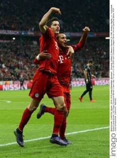 München Fußball FC Bayern München vs. GNK Dinamo Zagreb, v.l. Torschütze Robert Lewandowski und Thiago Alcantara (Bayern) feiern das Tor zum 2:0