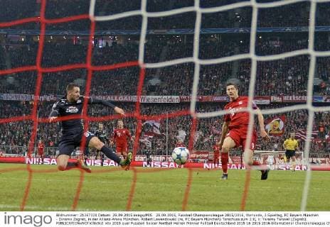 29.09.2015, Fussball Championsleague 2015 2016, Vorrunde, 2.Spieltag, FC Bayern München - Dinamo Zagreb, in der Allianz-Arena München. Robert Lewandowski (re, FC Bayern München) Torschuss zum 2:0, li: Yeremy Taravel (Zagreb). 