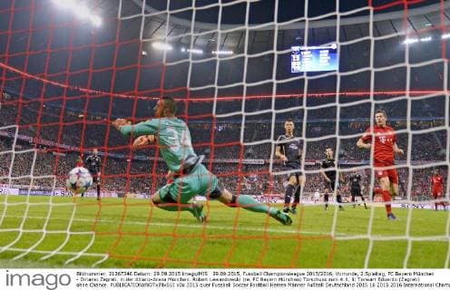 29.09.2015, Fussball Championsleague 2015 2016, Vorrunde, 2.Spieltag, FC Bayern München - Dinamo Zagreb, in der Allianz-Arena München. Robert Lewandowski (re, FC Bayern München) Torschuss zum 4:0, li: Torwart Eduardo (Zagreb) ohne Chance. 
