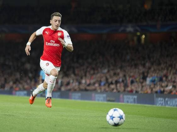Aktuell FuÃŸball, Champions League, FC Arsenal London - Olympiakos PirÃ¤us 29.09.2015. London, England. Champions League. Arsenal versus Olympiakos. Arsenal s Mesut Ã–ZIL chases down the loose ball. xNigelxCookex  ActionPlus11666113
