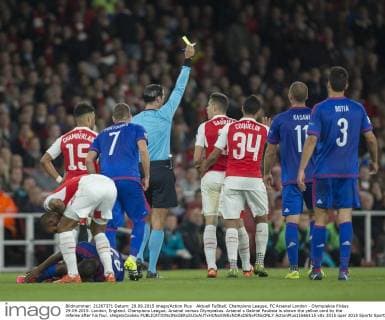 Aktuell FuÃŸball, Champions League, FC Arsenal London - Olympiakos PirÃ¤us 29.09.2015. London, England. Champions League. Arsenal versus Olympiakos. Arsenal s Gabriel Paulista is shown the yellow card by the referee after his foul. xNigelxCookex  ActionPlus11666115