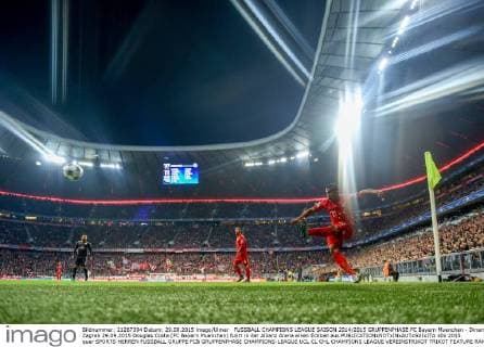 FUSSBALL CHAMPIONS LEAGUE SAISON 2014 2015 GRUPPENPHASE FC Bayern Muenchen - Dinamo Zagreb 29.09.2015 Douglas Costa (FC Bayern Muenchen) fuhrt in der Allianz Arena einen Eckball aus 
