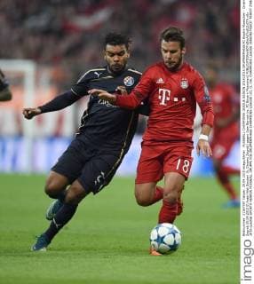 FUSSBALL CHAMPIONS LEAGUE SAISON 2014 2015 GRUPPENPHASE FC Bayern Muenchen - Dinamo Zagreb 29.09.2015 El Arabi Hilal Soudani (li, Dinamo Zagreb) gegen Juan Bernat (re, FC Bayern Muenchen) 