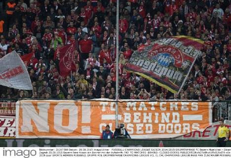 FUSSBALL CHAMPIONS LEAGUE SAISON 2014 2015 GRUPPENPHASE FC Bayern Muenchen - Dinamo Zagreb 29.09.2015 Bayern Fans hissen ein Banner mit der Aufschrift: NO! TO MATCHES -BEHIND- CLOSED DOORS 