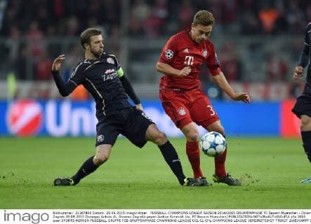 FUSSBALL CHAMPIONS LEAGUE SAISON 2014 2015 GRUPPENPHASE FC Bayern Muenchen - Dinamo Zagreb 29.09.2015 Domagoj Antolic (li, Dinamo Zagreb) gegen Joshua Kimmich (re, FC Bayern Muenchen) 