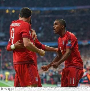 FUSSBALL CHAMPIONS LEAGUE SAISON 2014 2015 GRUPPENPHASE FC Bayern Muenchen - Dinamo Zagreb 29.09.2015 Torjubel: Robert Lewandowski und Douglas Costa (v.l., beide FC Bayern Muenchen) 