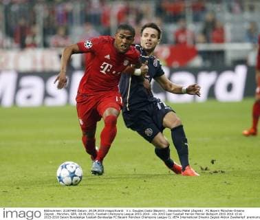 V.li. Douglas Costa (Bayern) , Alexandru Matel )Zagreb) . FC Bayern München-Dinamo Zagreb . München, GER, 29.09.2015, Fussball-Champions League 2015-2016 .