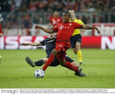 V.li. Domagoj Antolic (Zagreb), Douglas Costa (Bayern) . FC Bayern München-Dinamo Zagreb . München, GER, 29.09.2015, Fussball-Champions League 2015-2016 .
