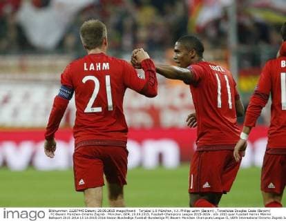 Torjubel 1:0 München, V.li. Philipp Lahm (Bayern) , Torschütze Douglas Costa (Bayern) . FC Bayern München-Dinamo Zagreb . München, GER, 29.09.2015, Fussball-Champions League 2015-2016 .