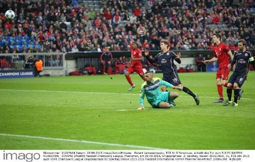 Robert Lewanadowsky, FCB Nr 9 Torschuss, schießt das Tor zum 5:0 FC BAYERN MUENCHEN - DINAMO ZAGREB Fussball Champions League, Muenchen, am 29.09.2015, Gruppenphase, 2. Spieltag, Saison 2015 2016, CL, FCB