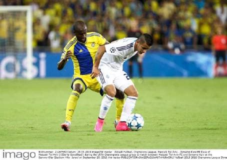 Aktuell Fußball, Champions League, Maccabi Tel Aviv - Dynamo Kiew Eli Dasa of Maccabi Tel Aviv (r)Derlis González(l) during the UEFA Chanmpions League group G match between Maccabi Tel-Aviv FC and Dynamo Kyiv at the Sammy Ofer Stadium Hifa- Israel on September 29, 2015 nir keidar 