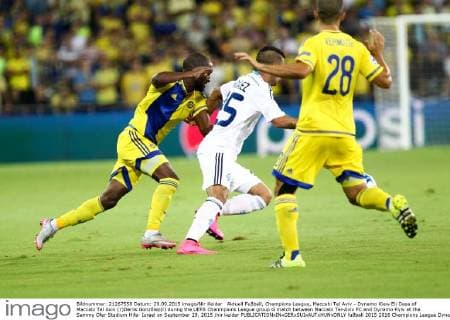 Aktuell Fußball, Champions League, Maccabi Tel Aviv - Dynamo Kiew Eli Dasa of Maccabi Tel Aviv (r)Derlis González(l) during the UEFA Chanmpions League group G match between Maccabi Tel-Aviv FC and Dynamo Kyiv at the Sammy Ofer Stadium Hifa- Israel on September 29, 2015 nir keidar 