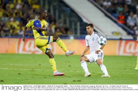 Aktuell Fußball, Champions League, Maccabi Tel Aviv - Dynamo Kiew Eli Dasa of Maccabi Tel Aviv(l) Oleh Gusev (r) during the UEFA Chanmpions League group G match between Maccabi Tel-Aviv FC and Dynamo Kyiv at the Sammy Ofer Stadium Hifa- Israel on September 29, 2015 nir keidar 