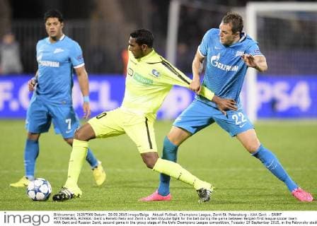Aktuell Fußball, Champions League, Zenit St. Petersburg - KAA Gent - SAINT PETERSBURG, RUSSIA: Gent s Renato Neto and Zenit s Artem Dzyuba fight for the ball during the game between Belgian first league soccer team KAA Gent and Russian Zenit, second game in the group stage of the Uefa Champions League competition, Tuesday 29 September 2015, in the Petrovsky stadium in Saint Petersburg, Russia. YORICKxJANSENS  x04710672x