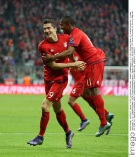 Robert Lewandowski 2:0 3:0 5:0, Douglas Costa 1:0 Freude Emotion jubelnd Jubel nach 5:0 Fußball Fussball UEFA Championsleague Herren Saison 2015 2016 29.09.2015 FC Bayern München vs. Dinamo Zagreb