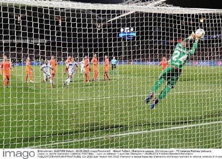 Aktuell Fußball, Champions League, Olympique Lyon - FC Valencia Mathieu Valbuena (lyon) vs Jaume Domenech (valence) FOOTBALL : Lyon vs Valence - Ligue des Champion - 29 09 2015 FredericChambert Panoramic 