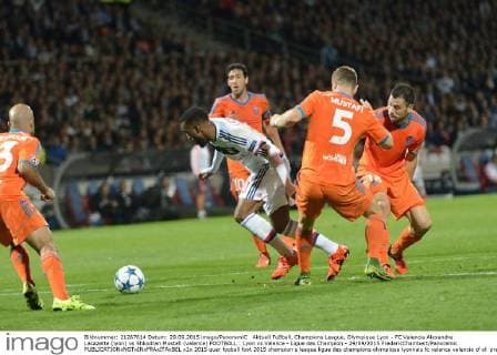 Aktuell Fußball, Champions League, Olympique Lyon - FC Valencia Alexandre Lacazette (lyon) vs Shkodran Mustafi (valence) FOOTBALL : Lyon vs Valence - Ligue des Champion - 29 09 2015 FredericChambert Panoramic 