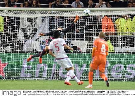 Aktuell Fußball, Champions League, Olympique Lyon - FC Valencia Anthony Lopes et Milan Bisevac (lyon) vs Sofiane Feghouli (valence) FOOTBALL : Lyon vs Valence - Ligue des Champion - 29 09 2015 FredericChambert Panoramic 