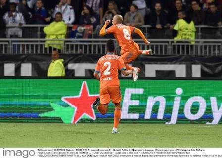 Aktuell Fußball, Champions League, Olympique Lyon - FC Valencia Joie Sofiane Feghouli et Joao Cancelo (valence) FOOTBALL : Lyon vs Valence - Ligue des Champion - 29 09 2015 FredericChambert Panoramic 