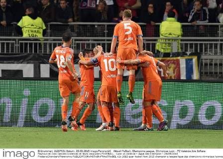 Aktuell Fußball, Champions League, Olympique Lyon - FC Valencia Joie Sofiane Feghouli et Joao Cancelo (valence) et leurs caquipiers FOOTBALL : Lyon vs Valence - Ligue des Champion - 29 09 2015 FredericChambert Panoramic 