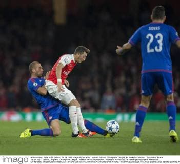 Aktuell FuÃŸball, Champions League, FC Arsenal London - Olympiakos PirÃ¤us 29.09.2015. London, England. Champions League. Arsenal versus Olympiakos. Arsenal s Mesut Ã–ZIL is challenged by Pajtim Kasami of Olympiakos. xNigelxCookex  ActionPlus11666129