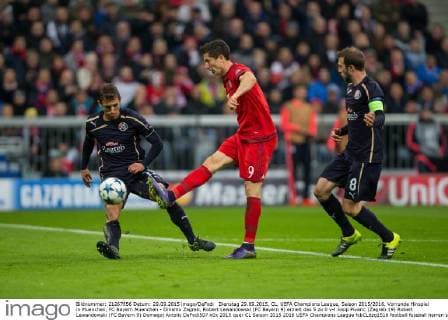 Dienstag 29.09.2015, CL, UEFA Champions League, Saison 2015 2016, Vorrunde Hinspiel in Muenchen, FC Bayern Muenchen - Dinamo Zagreb, Robert Lewandowski (FC Bayern 9) erzielt das 5 zu 0 v-l Josip Pivaric (Zagreb 19) Robert Lewandowski (FC Bayern 9) Domagoj Antolic DeFodi507